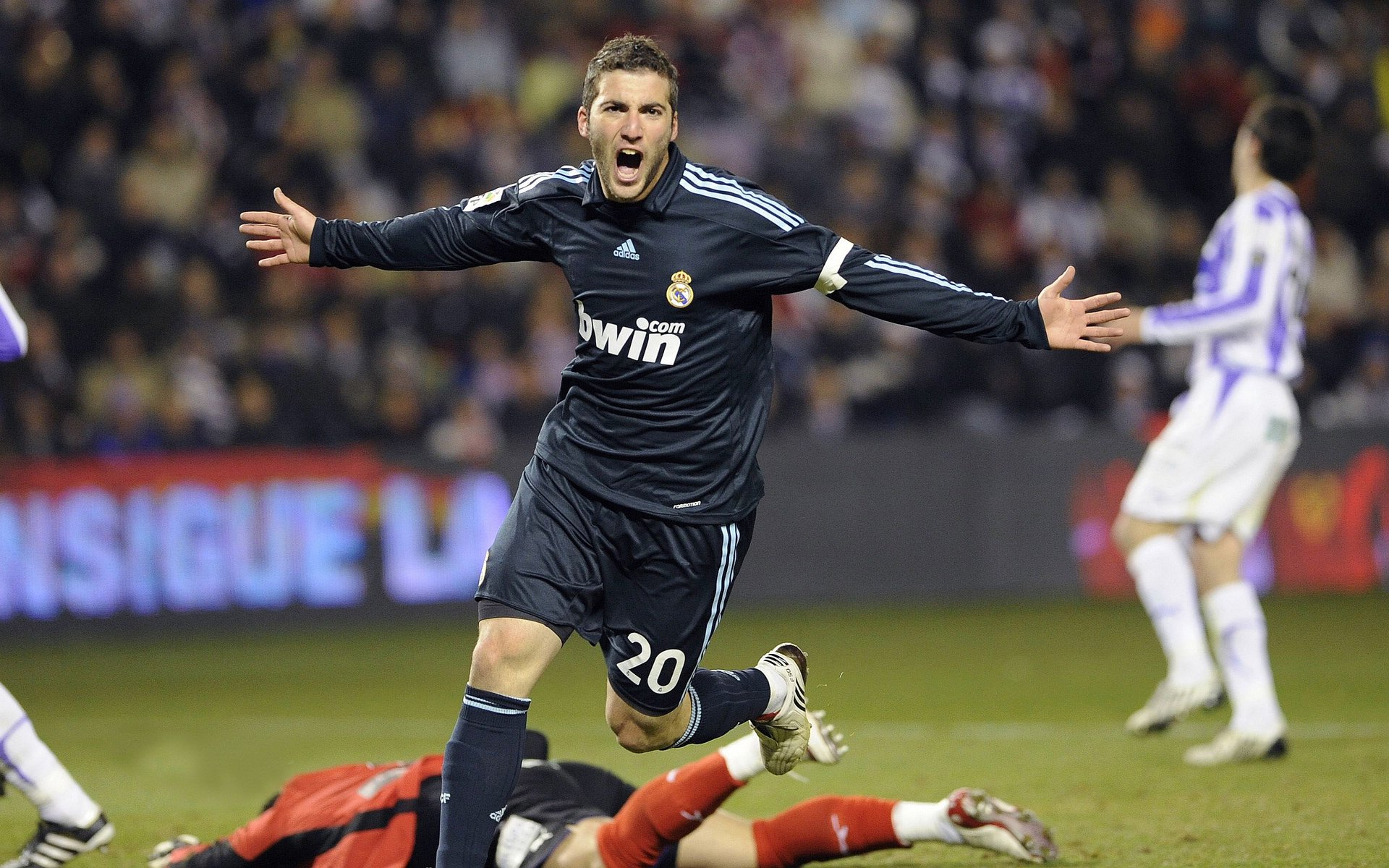 神勇库尔图瓦筑起叹息之墙，战术窒息！巴拉圭3-0全面压制比利亚雷亚尔